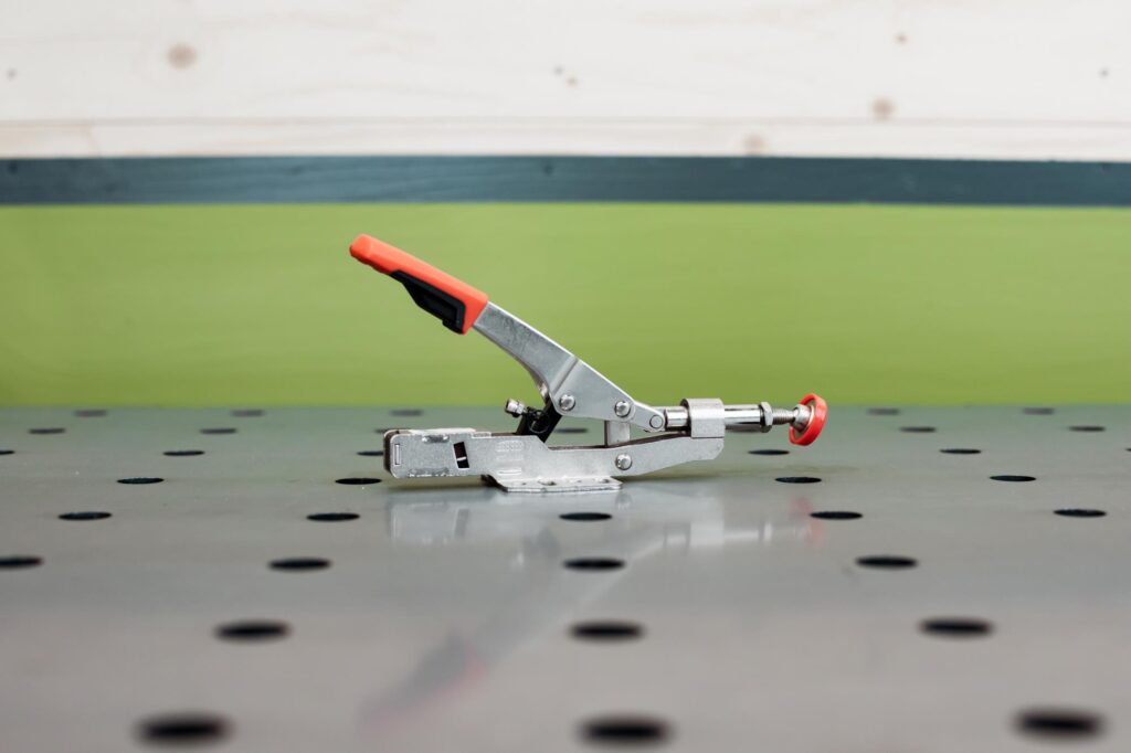 Horizontal tensioner with cam